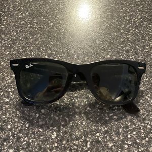 Classic original pair of black Raybans, case, & cleansing wipe. Unisex